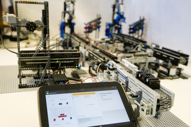 Übersichtsbild der Industrie-4.0-Autoproduktion